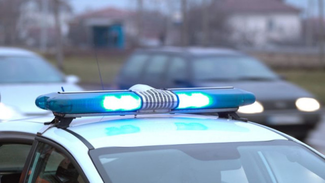 Късно снощи водач на товарен автомобил е открил мъж в